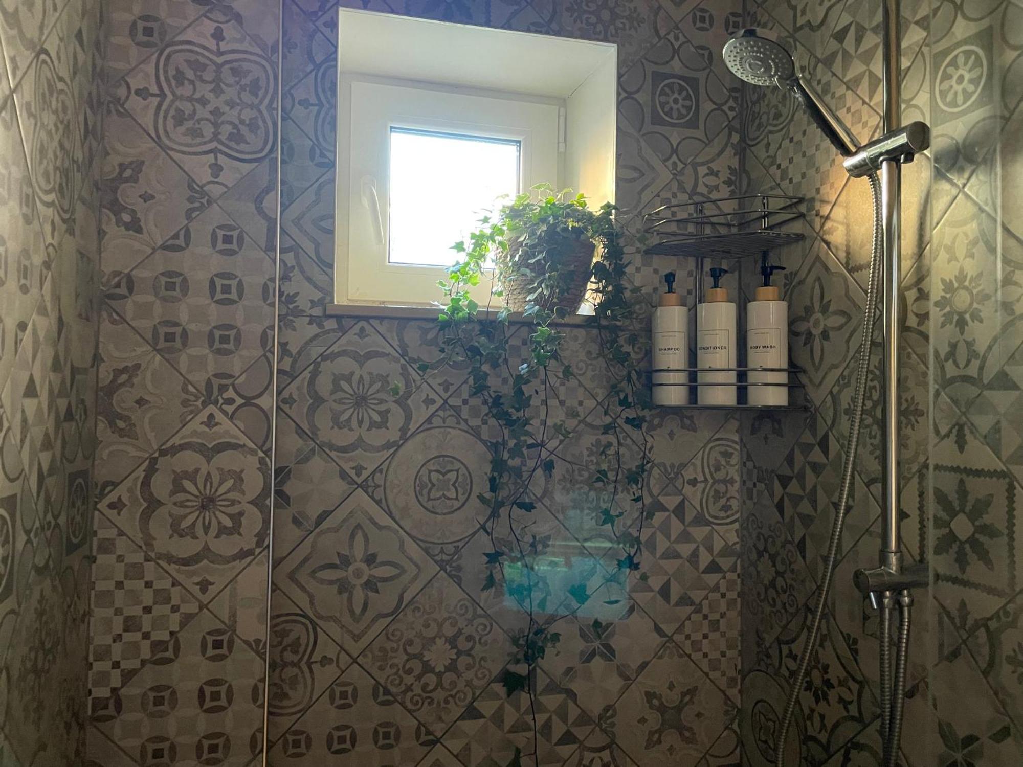 Pristine 1br In Center W/ Patio And Parking Dzīvoklis Riga